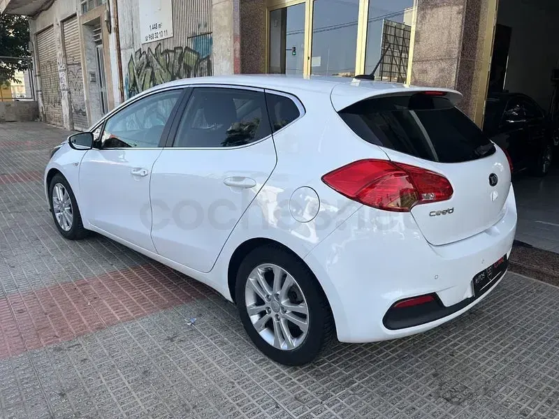 Usado Kia Ceed 100 CV (73 kW) 2015 Blanco Utilitario