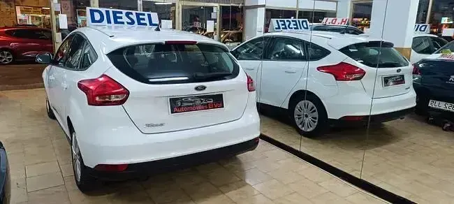 Usado Ford Focus Trend 95 CV (69 kW) 2015 Blanco Berlina