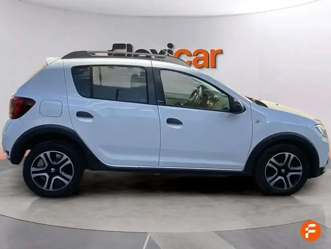 Usado Dacia Sandero Comfort 91 CV (66 kW) 2018 Blanco Utilitario