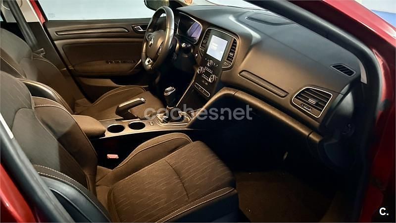 Usado Renault Mégane IV LIMITED 100 CV (73 kW) 2018 Rojo Berlina