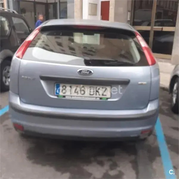 Usado Ford Focus Trend 109 CV (80 kW) 2005 Gris / plata Berlina
