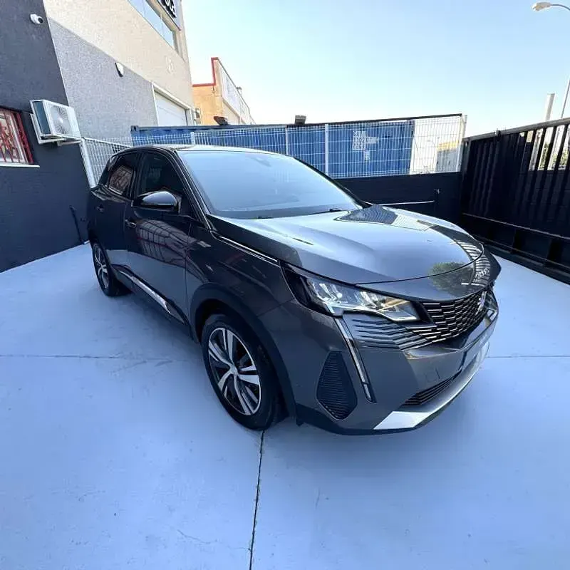 Usado Peugeot 3008 Allure 131 CV (96 kW) 2022 Gris SUV
