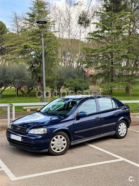 Usado Opel Astra Club 75 CV (55 kW) 2001 Azul Berlina
