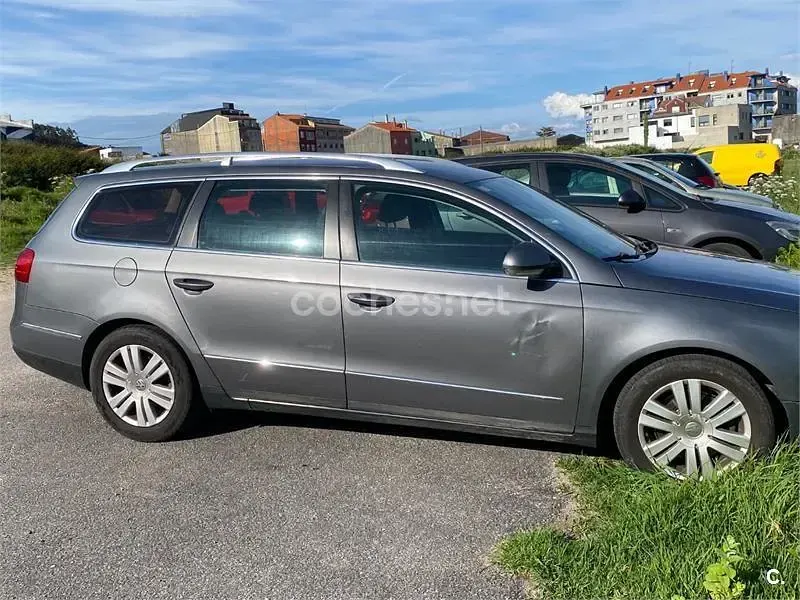 Usado VW Passat Highline 140 CV (102 kW) 2005 Gris / plata Familiar