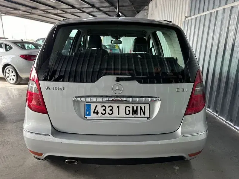 Usado Mercedes A180 Avantgarde 109 CV (80 kW) 2010 Gris / plata Monovolumen