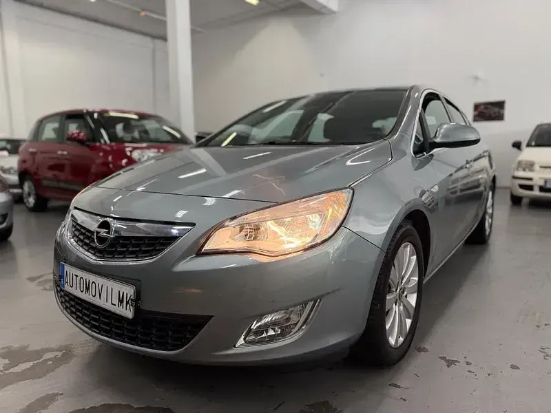 Usado Opel Astra Cosmo 125 CV (91 kW) 2010 Violeta / lila Berlina