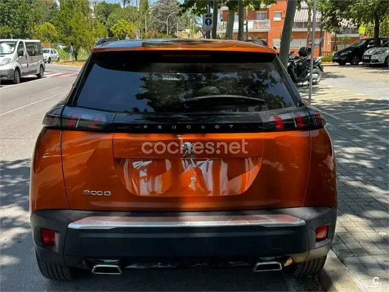 Usado Peugeot 2008 Allure 130 CV (95 kW) 2023 Naranja SUV