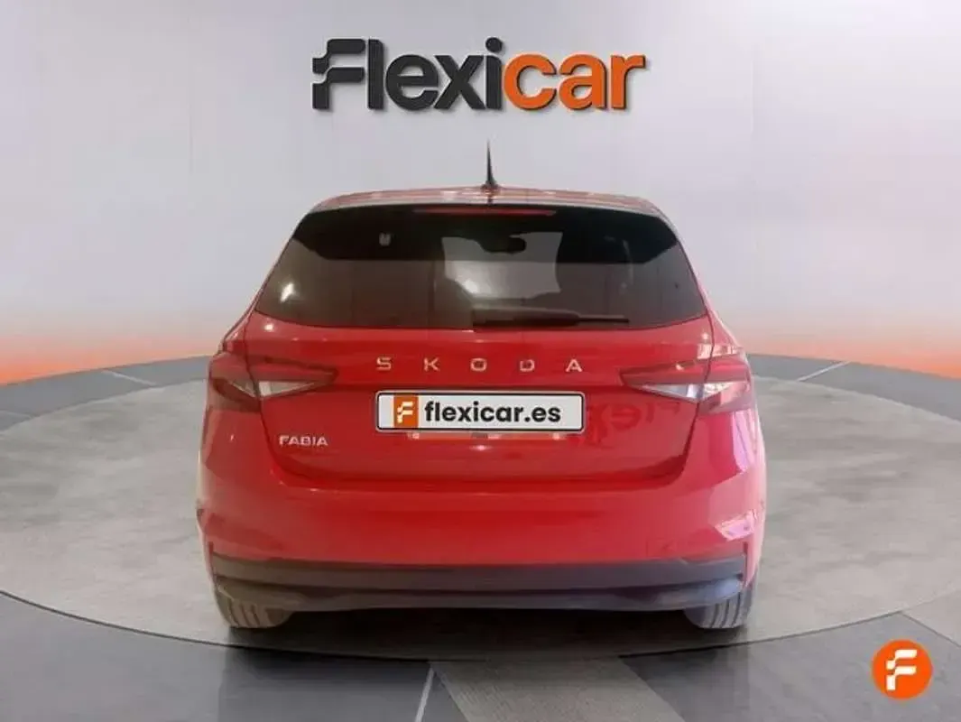 Usado Skoda Fabia Selection 95 CV (69 kW) 2024 Rojo Utilitario
