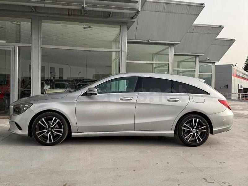 Usado Mercedes CLA200 Shooting Brake 136 CV (100 kW) 2017 Gris / plata Familiar