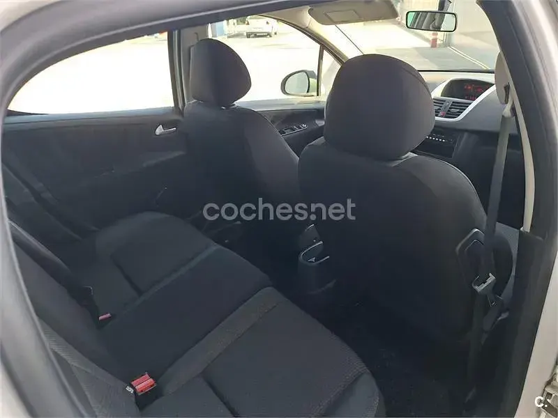 Usado Peugeot 207 70 CV (51 kW) 2011 Blanco Berlina