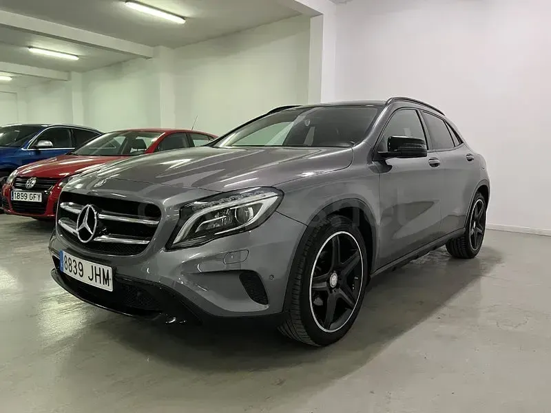 Usado Mercedes GLA220 AMG line 170 CV (125 kW) 2015 Gris / plata SUV