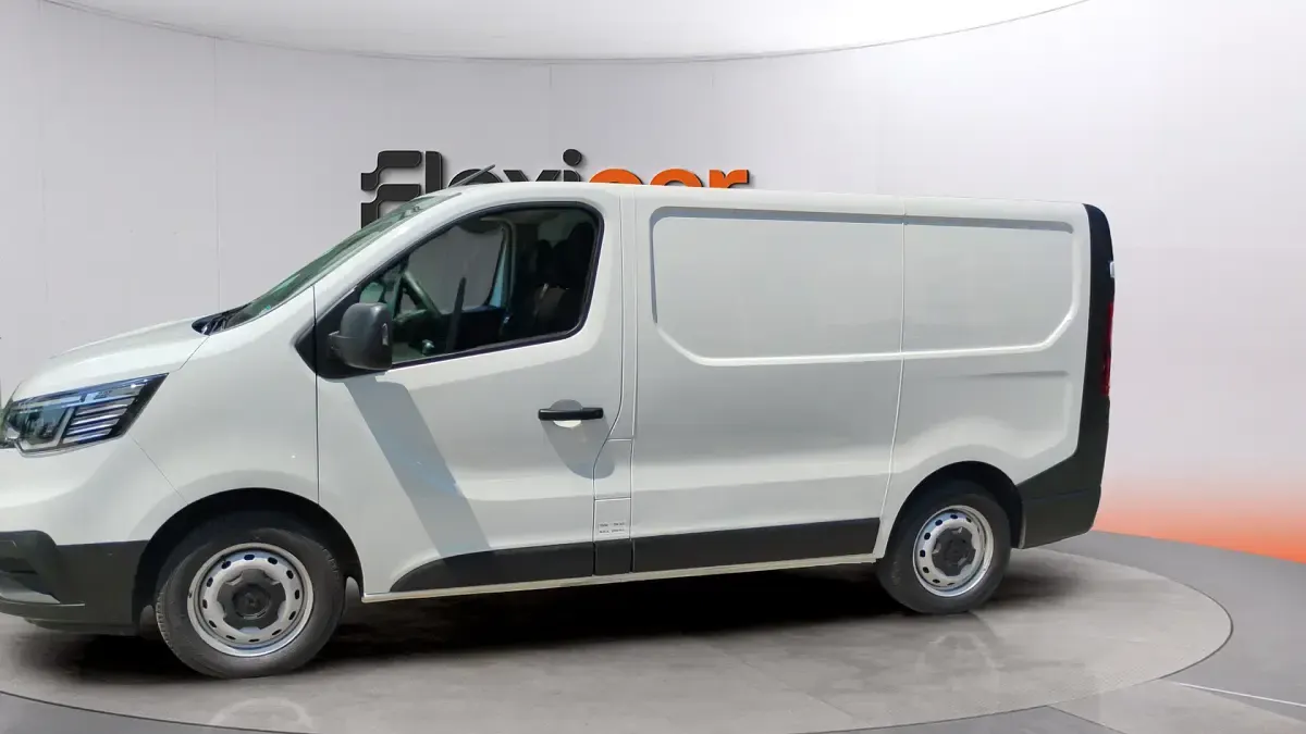 Usado Renault Trafic 110 CV (80 kW) 2022 Blanco Monovolumen