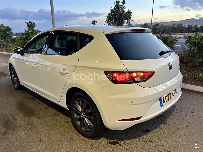 Usado Seat Leon Style 130 CV (95 kW) 2019 Blanco Berlina