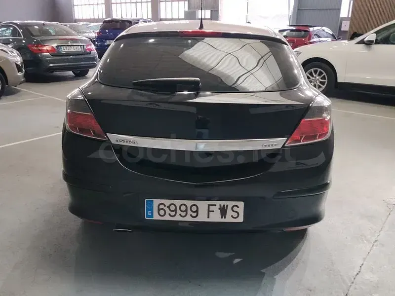 Usado Opel Astra GTC Sport 120 CV (88 kW) 2007 Negro Berlina