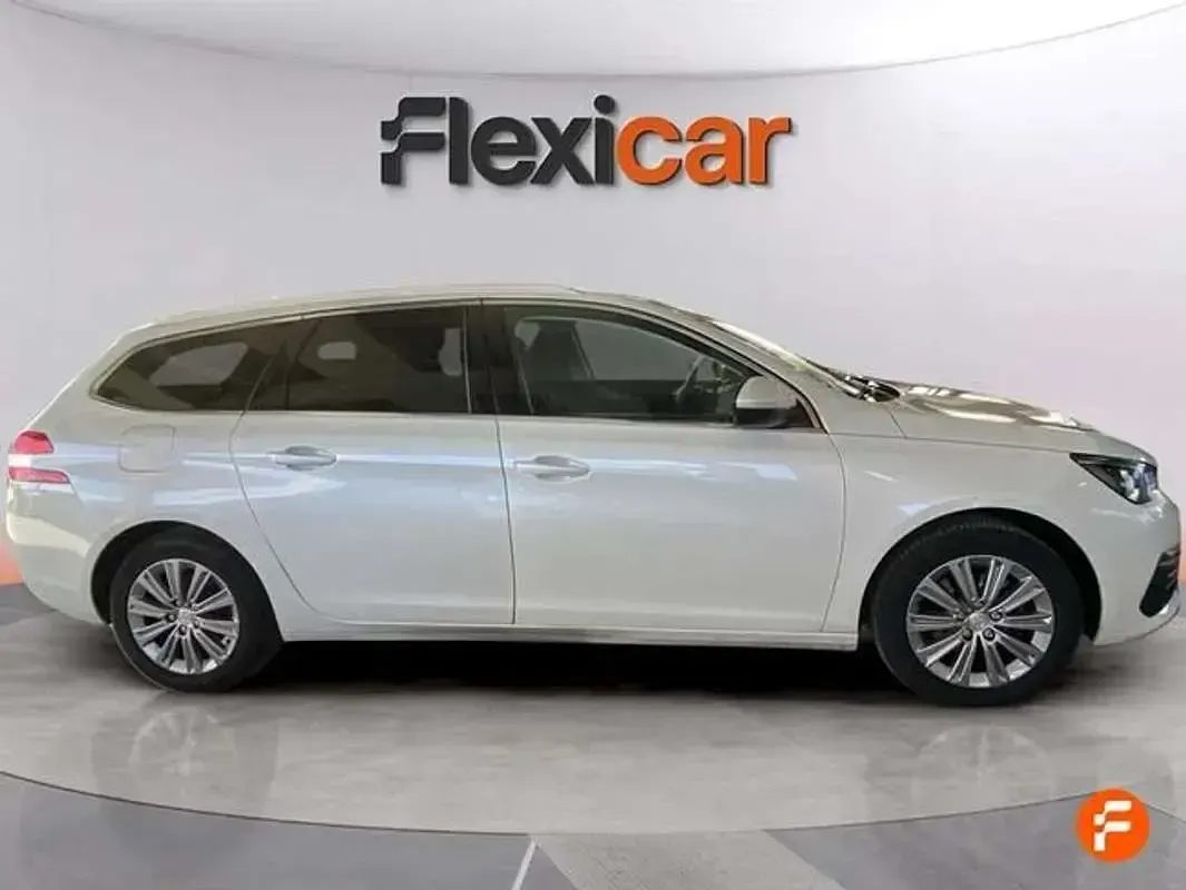 Käytetty Peugeot 308 Allure 131 HP (96 kW) 2021 Valkoinen Viistoperä