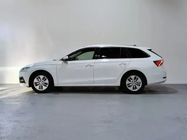 Usado Skoda Octavia Ambition 150 CV (110 kW) 2024 Blanco Familiar