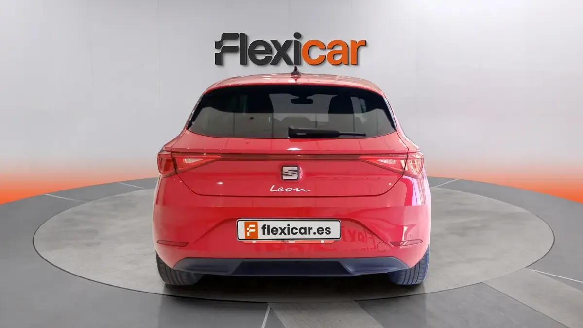Usado Seat Leon Style 130 CV (95 kW) 2020 Rojo Berlina