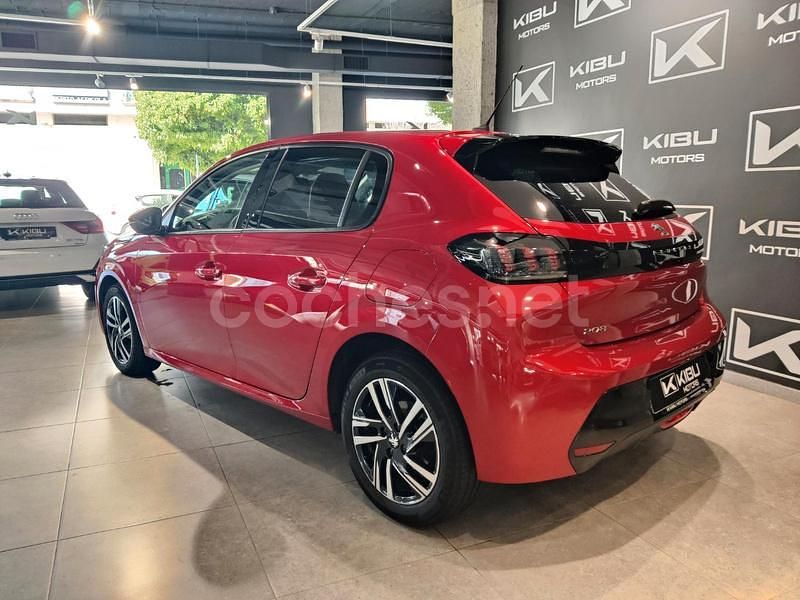 Usado Peugeot 208 Allure 100 CV (73 kW) 2023 Granate Utilitario