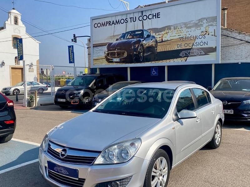 Gris / plata Usado 2010 Opel Astra Enjoy Berlina | 5490 € (Buen precio) - Imagen 1/4