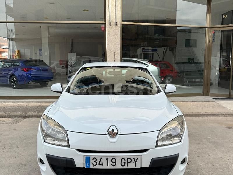 Blanco Usado 2010 Renault Mégane Dynamique Berlina | 4490 € (Un poco caro) - Imagen 1/4