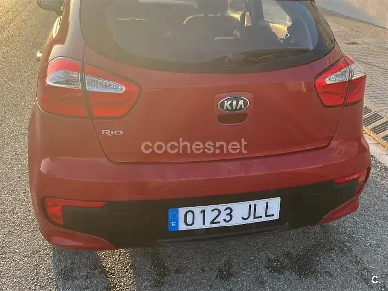 Usado Kia Rio 84 CV (61 kW) 2016 Rojo Utilitario