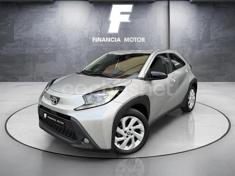 Usado Toyota Aygo X Play 72 CV (52 kW) 2022 Gris / plata SUV