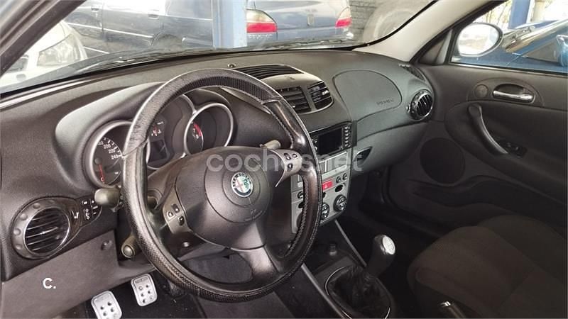 Usado Alfa Romeo 147 Distinctive 105 CV (77 kW) 2002 Gris / plata Utilitario