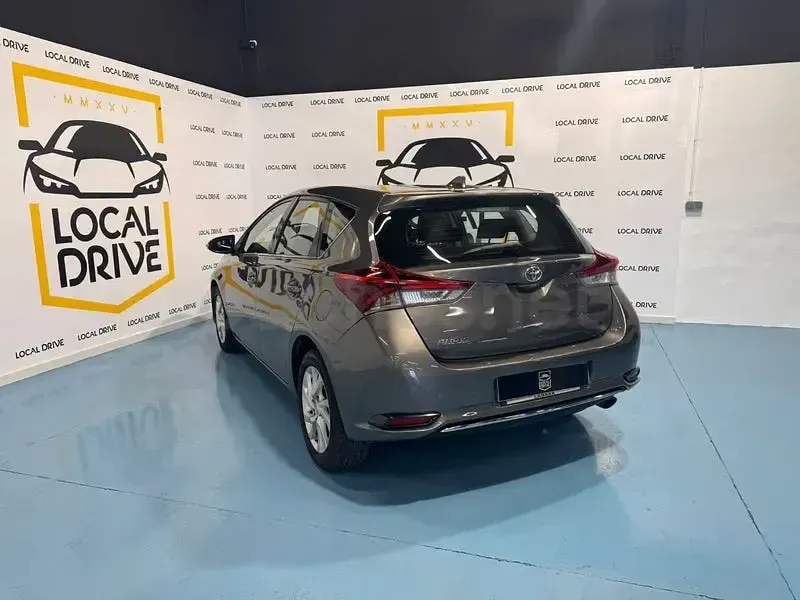 Usado Toyota Auris Active 116 CV (85 kW) 2017 Gris / plata Berlina