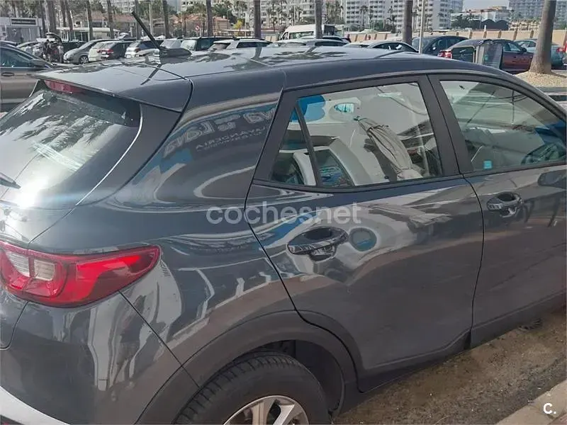 Usado Kia Stonic 84 CV (61 kW) 2023 Gris / plata SUV