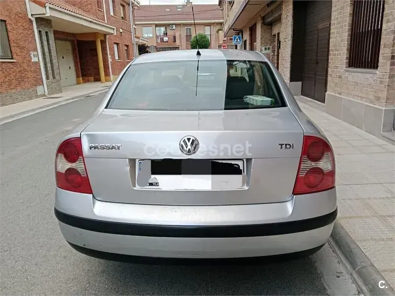 Usado VW Passat Edition 100 CV (73 kW) 2003 Gris / plata Berlina