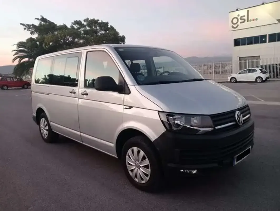 Usado VW Caravelle Comfortline 114 CV (83 kW) 2016 Plateado Van