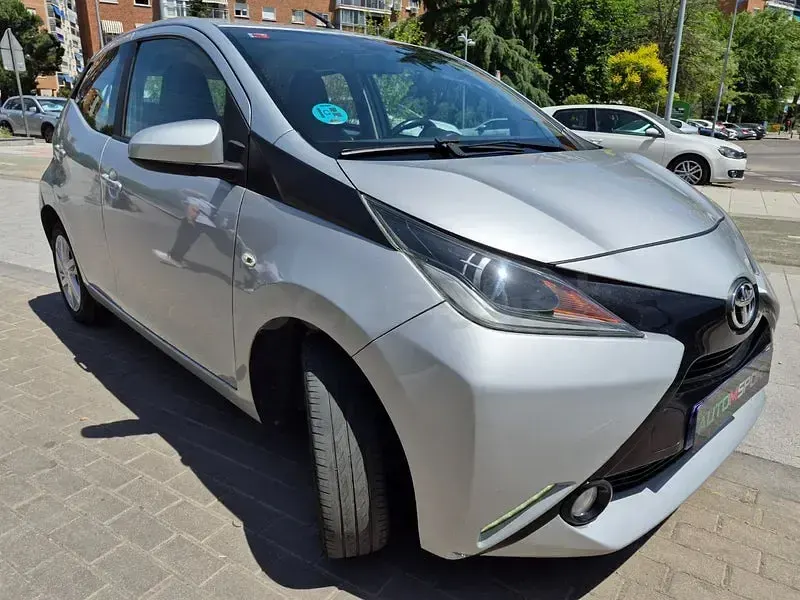Usado Toyota Aygo X-cite 69 CV (50 kW) 2016 Gris / plata Utilitario