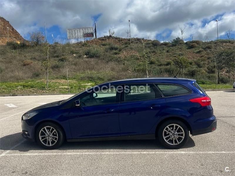 Usado Ford Focus Trend 125 CV (91 kW) 2017 Azul Familiar
