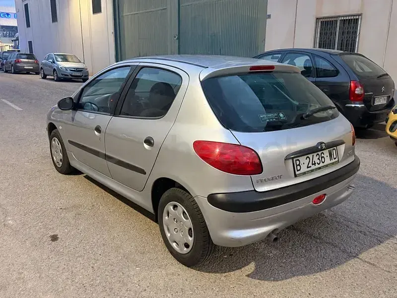 Usado Peugeot 206 60 CV (44 kW) 1999 Gris / plata Utilitario