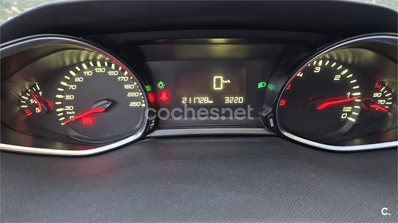 Usado Peugeot 308 Active 92 CV (67 kW) 2014 Gris / plata Berlina