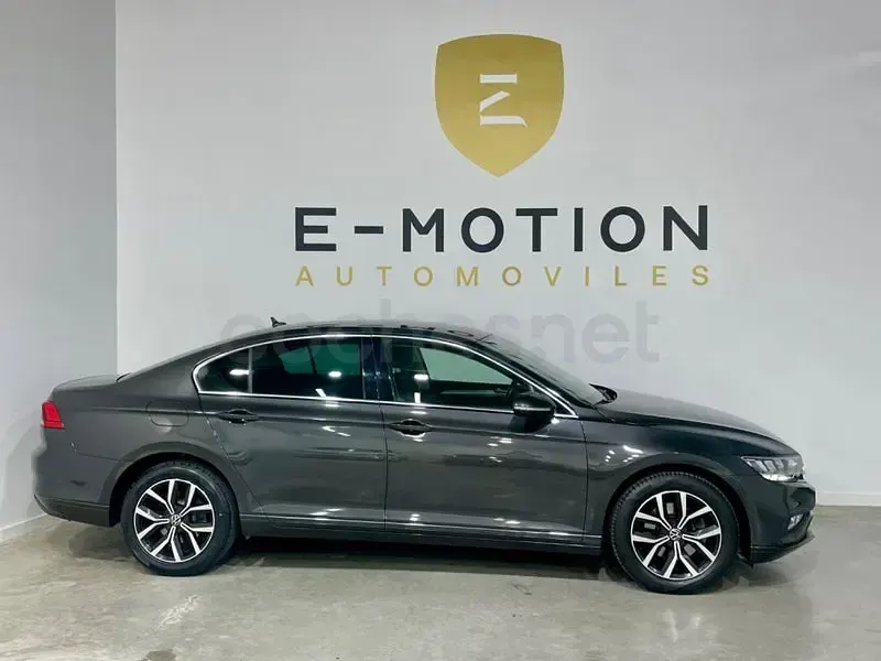 Usado VW Passat Executive 150 CV (110 kW) 2020 Gris / plata Berlina