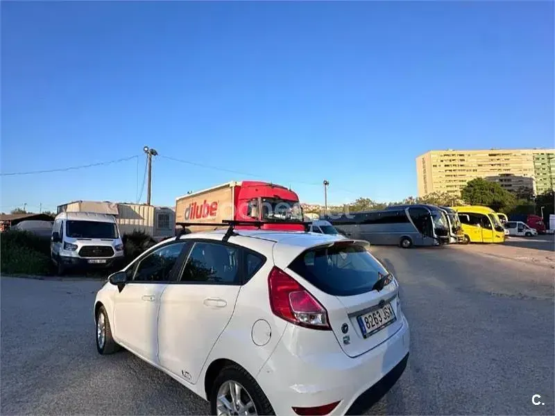 Usado Ford Fiesta Trend 82 CV (60 kW) 2016 Blanco Utilitario