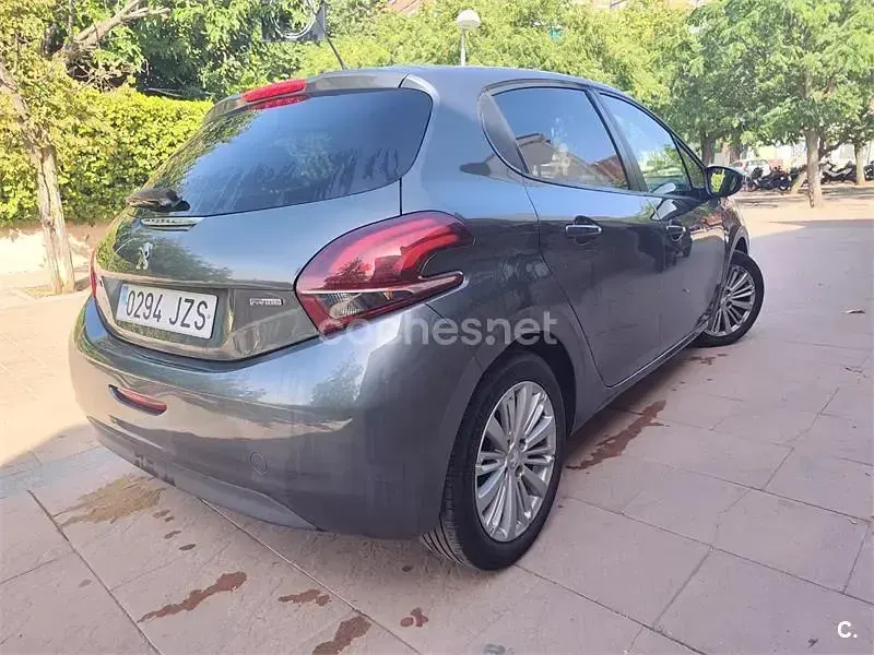 Usado Peugeot 208 Style 82 CV (60 kW) 2017 Negro Utilitario