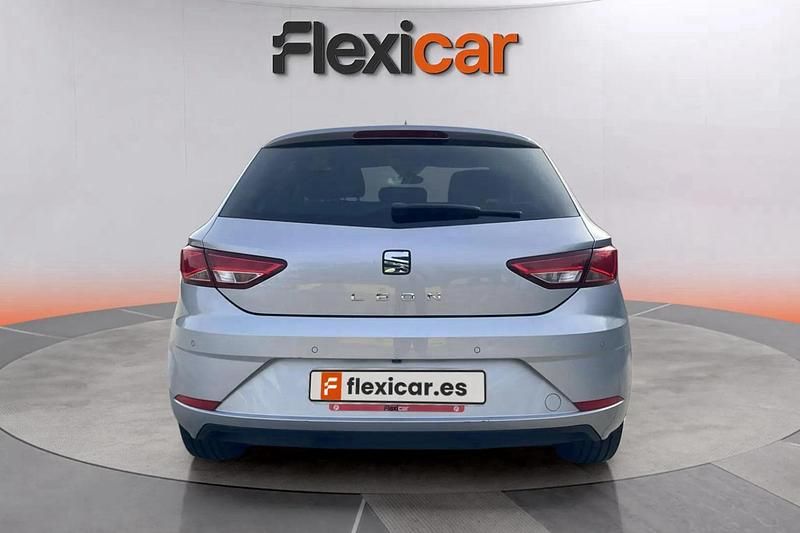 Usado Seat Leon ST Style 131 CV (96 kW) 2020 Gris Familiar
