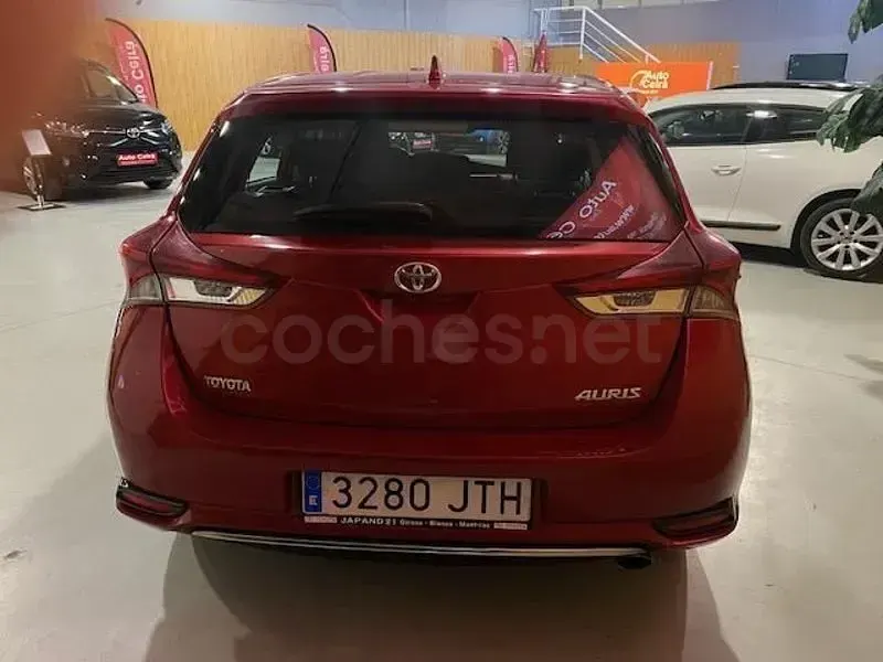 Usado Toyota Auris Active 116 CV (85 kW) 2016 Granate Berlina