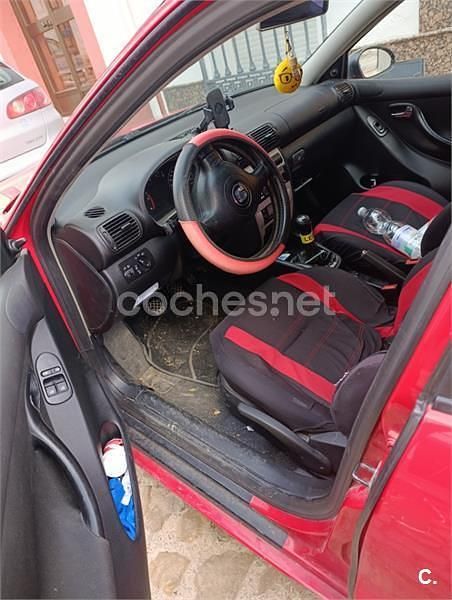 Usado Seat Leon 110 CV (80 kW) 2005 Rojo Berlina