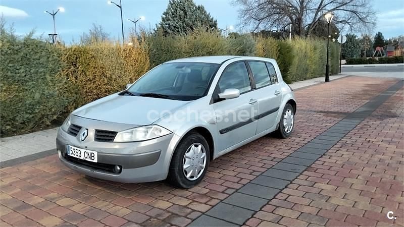 Gris / plata Usado 2004 Renault Mégane II Dynamique Berlina | 1800 € (Buen precio) - Imagen 1/4