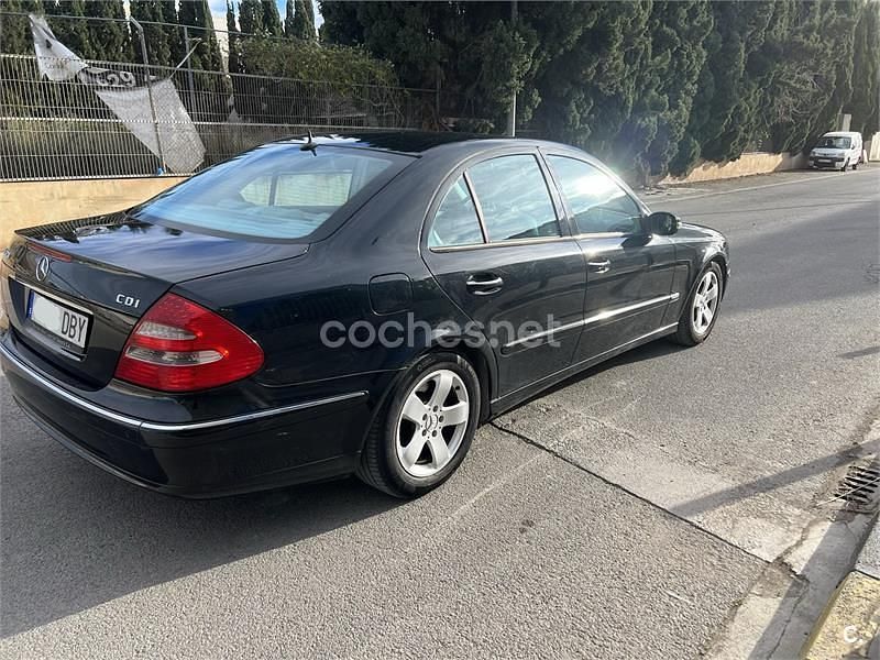 Usado Mercedes E320 Avantgarde 204 CV (150 kW) 2004 Negro Berlina