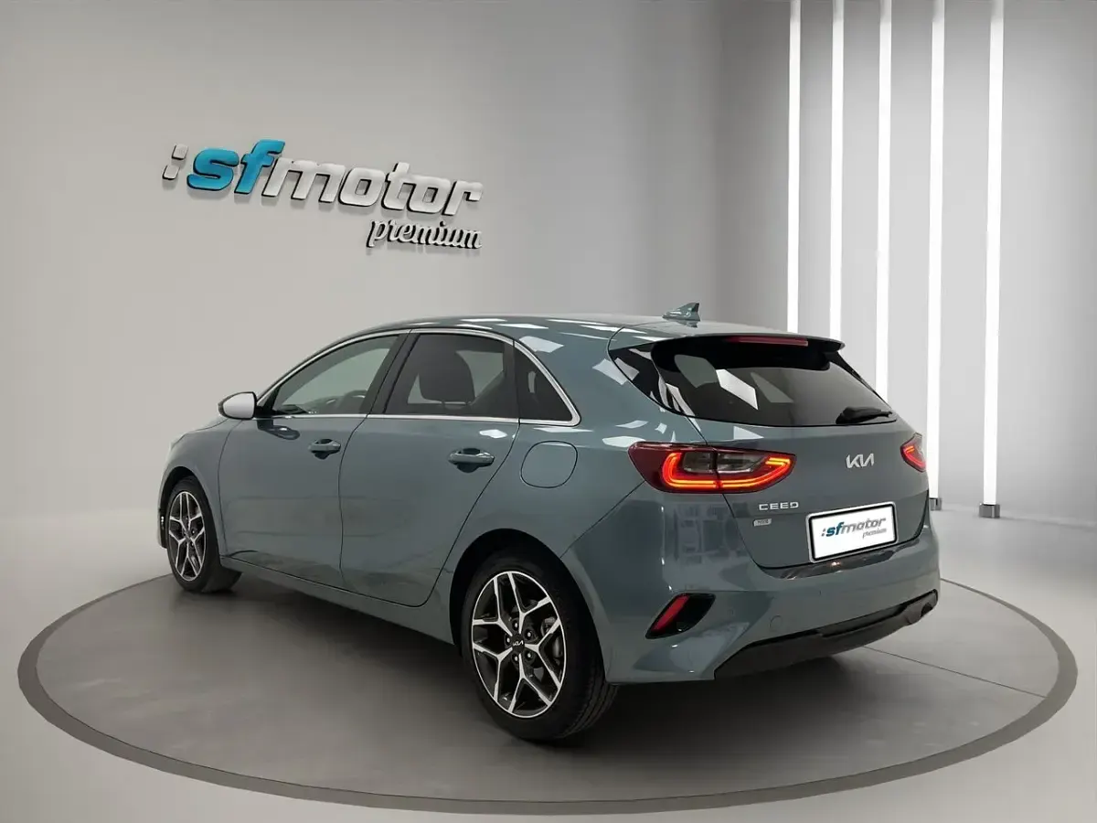 Usado Kia Ceed 136 CV (100 kW) 2023 Azul claro metalizado Utilitario