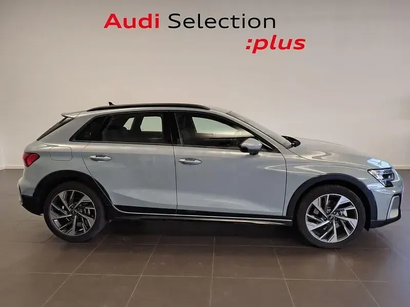 Usado Audi A3 204 CV (150 kW) 2025 Gris / plata Berlina