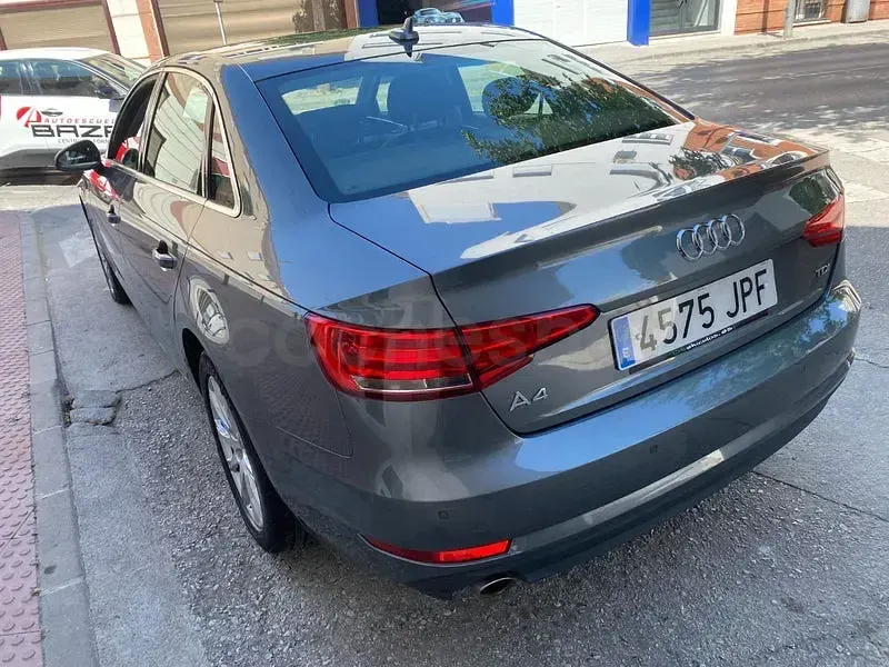 Usado Audi A4 Advanced 150 CV (110 kW) 2016 Gris / plata Berlina