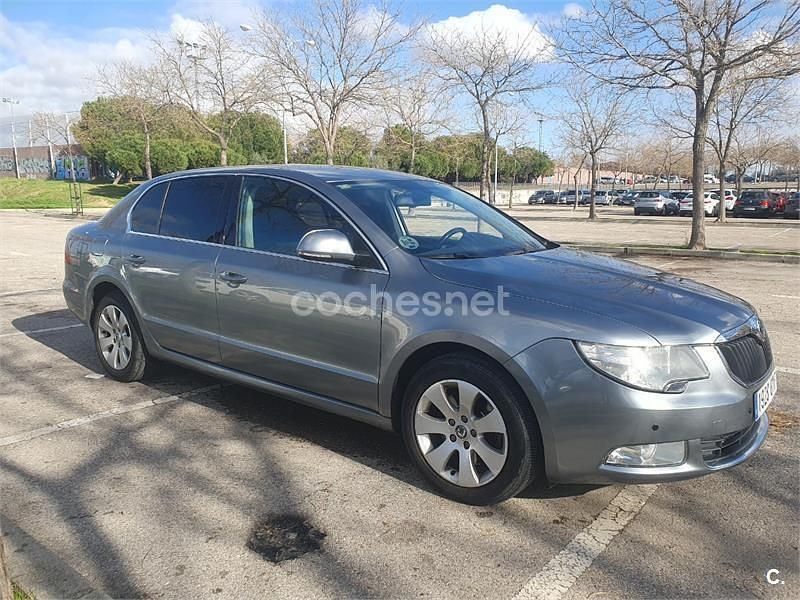 Gris / plata Usado 2010 Skoda Superb Elegance Berlina | 5990 € (Precio justo) - Imagen 1/4