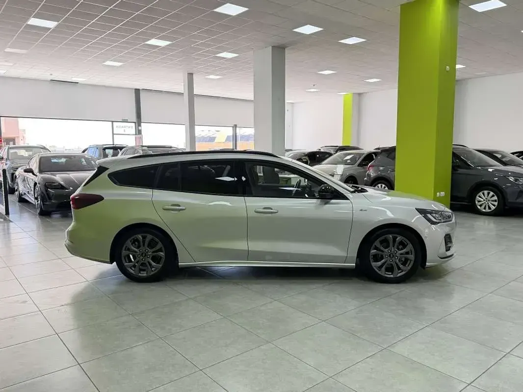 Usado Ford Focus ST-Line 125 CV (91 kW) 2024 Plateado Familiar