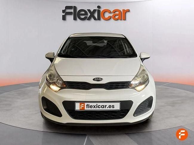 Usado Kia Rio 85 CV (62 kW) 2014 Blanco Berlina