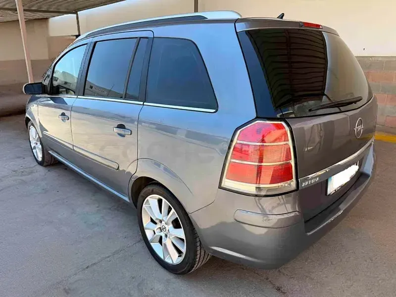 Usado Opel Zafira Cosmo 120 CV (88 kW) 2006 Gris / plata Monovolumen